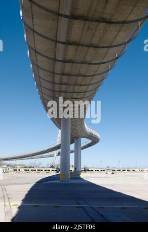 Ponte del Mare, completato nel 2009, progettato da Walter Pichler, Pescara, Abruzzo, Italia, aprile 2022 Foto Stock