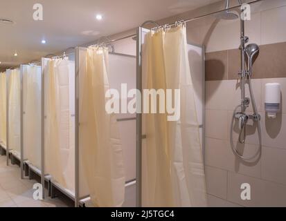 cabine doccia nello spogliatoio sportivo Foto Stock
