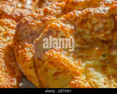 I formaggi superati Khachapuri Megrelia, cucina georgiana, sulla mensola del negozio, caldo e gustoso Foto Stock