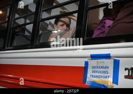 Tijuana, Baja California, Messico. 24th Apr 2022. Una donna Ucraina guarda da un autobus che trasporta i rifugiati ucraini da un rifugio al confine dove sperano di entrare negli Stati Uniti. La disperazione, la confusione e la disorganizzazione sono conseguenti al porto di ingresso di San Ysidro a Tijuana, Messico, Come alcuni rifugiati ucraini che recentemente sono arrivati cercando di ottenere asilo negli Stati Uniti sono stati catturati ignari dei recenti cambiamenti di politica di confine annunciati dall'amministrazione Biden che ha detto che gli ucraini che cercano di entrare negli Stati Uniti ora deve farlo via aereo dall'Europa non attraverso gli Stati Uniti-Messico Foto Stock