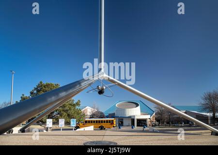 Amarillo, Texas - il monumento all'elio fuori dal Don Harrington Discovery Center. Amarillo è stato il centro di produzione mondiale di elio per la maggior parte di Foto Stock