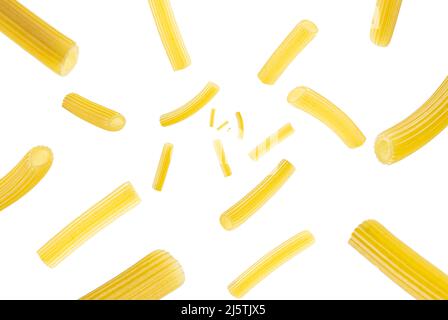 Raccolta di pasta sedani rigati italiana su fondo bianco. Messa a fuoco selettiva Foto Stock