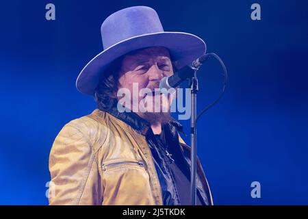 Verona, Italia. 25th Apr 2022. Zucchero Fornaciari durante lo Zucchero - World Wide Tour, Concerto di Musica della cantante Italiana a Verona, Italia, Aprile 25 2022 Credit: Agenzia fotografica indipendente/Alamy Live News Foto Stock