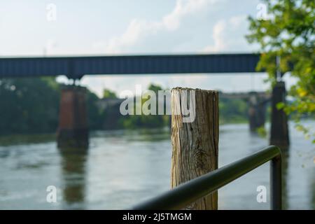 Il molo lungo il fiume Chattahoochee a Columbus, Georgia Foto Stock