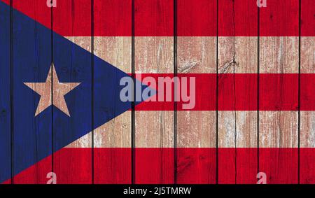 Vista dall'alto della vecchia bandiera dipinta di Porto Rico su Dark Wooden Fence, muro. patriot e concetto di viaggio. Nessun flagpole. Progettazione di piani, layout. Contrassegna sfondo Foto Stock