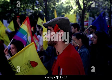 Lisbona, Portogallo. 25th Apr 2022. La gente partecipa a una sfilata per celebrare il 48th° anniversario della rivoluzione del garofano a Lisbona, in Portogallo, il 25 aprile 2022. Credit: Pedro Fiuza/Xinhua/Alamy Live News Foto Stock