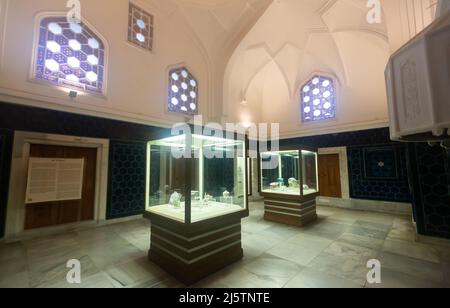 Interno, esposizione del museo della scienza islamica e dell'arte. Collezione del museo degli oggetti domestici, dei piatti e degli oggetti di culto Foto Stock