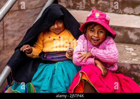 Taquilenos Children, Taquile Island, Lago Titicaca, Puno, Perù. Foto Stock