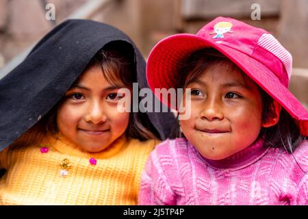 Taquilenos Children, Taquile Island, Lago Titicaca, Puno, Perù. Foto Stock