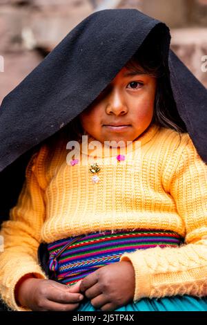 Un bambino Taquileno, Taquile Island, Lago Titicaca, Puno, Perù. Foto Stock