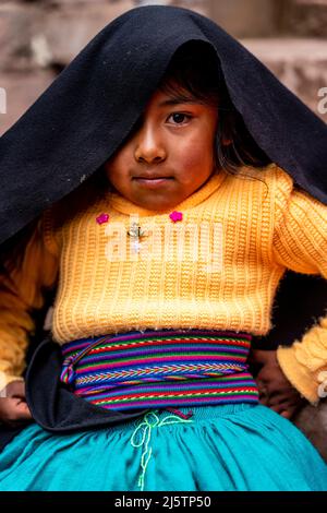 Un bambino Taquileno, Taquile Island, Lago Titicaca, Puno, Perù. Foto Stock