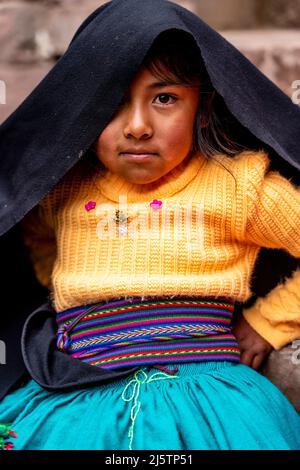 Un bambino Taquileno, Taquile Island, Lago Titicaca, Puno, Perù. Foto Stock