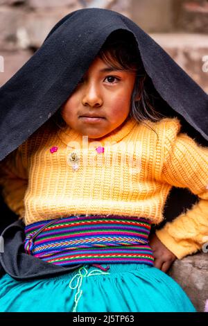 Un bambino Taquileno, Taquile Island, Lago Titicaca, Puno, Perù. Foto Stock