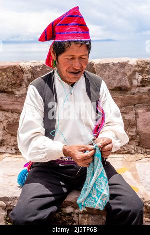 Un uomo Taquileno (uomo di maglieria) in Costume tradizionale, Isola Taquile, Lago Titicaca, Puno, Perù. Foto Stock