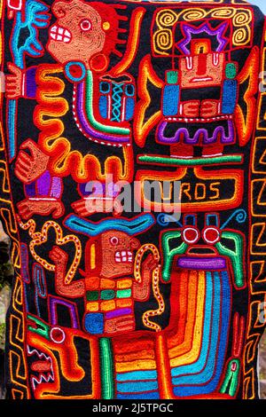 Tessuti a modello tradizionale fatti a mano sulle isole galleggianti di Uros, lago Titicaca, Puno, Perù. Foto Stock