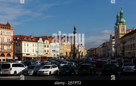 Chiesa e colonna mariana sulla piazza centrale di Hradec Kralove Foto Stock