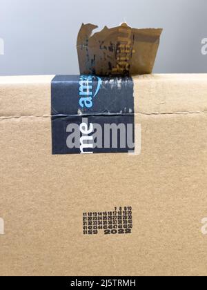 Parigi, Francia - Apr 25, 2022: Macro shot di nuovo pacchetto corrugato ecologico con logo Amazon prime online shopping e commerce sulla banda scotch e 2022 anni di produzione del materiale riciclato Foto Stock