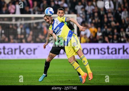 Reggio Emilia, Italia. 25th Apr 2022. Leonardo Bonucci di Juventus (fronte) vibra con Gianluca Scamacca di Sassuolo durante la loro partita di calcio a Reggio Emilia, Italia, il 25 aprile 2022. Credit: Denny/Denny/Denny Live News Foto Stock