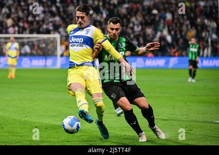 Reggio Emilia, Italia. 25th Apr 2022. Il 25 aprile 2022 il Dusan Vlahovic (L) di Juventus viues con Kaan Ayhan di Sassuolo durante la loro partita di calcio a Reggio Emilia. Credit: Denny/Denny/Denny Live News Foto Stock