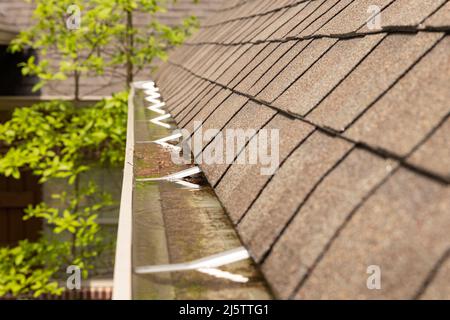 Grondaia in casa che si sovrappone con acqua. Foto Stock