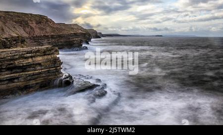 Guardando verso nord fino a Scarborough da Filey Brigg Foto Stock