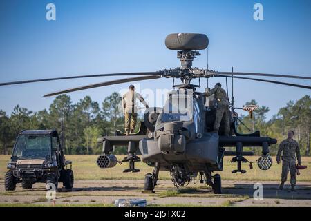 Soldati assegnati allo Squadron 3rd, 17th Cavalry Regiment, 3rd Combat Aviation Brigade, 3rd Divisione fanteria condurre controlli preflight a Fort Stewart, Georgia, 15 aprile 2022. La sparatoria aerea consente ai soldati di addestrarsi sui loro sistemi di armi per mantenere la prontezza di combattimento della brigata. (STATI UNITI Foto dell'esercito di Bobby Triantos, Chief Warrant Officer 3) Foto Stock