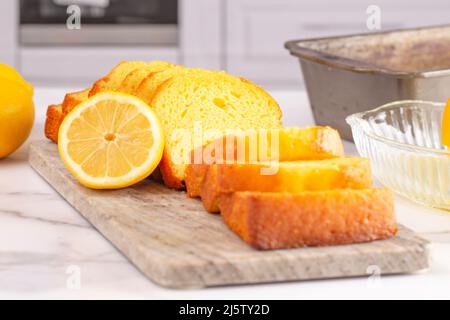 Torta al limone affettato su un banco di marmo Foto Stock