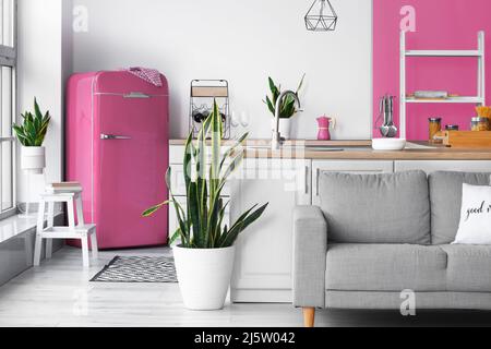 Ripiani cucina, superficie in legno e frigorifero rosa su sfondo bianco.  Piano di lavoro interno cucina bianca Foto stock - Alamy