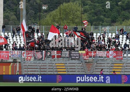 Como, Italia. 25th Apr 2022. L.R. Vicenza 1902 sostenitori durante Como 1907 vs LR Vicenza, partita di calcio italiana Serie B a Como, Italia, Aprile 25 2022 Credit: Independent Photo Agency/Alamy Live News Foto Stock