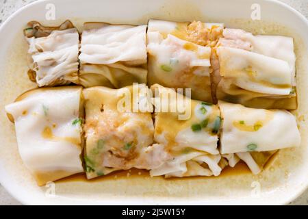 Vista dall'alto, cibo cantonese tradizionale di cheong divertente o riso composizione orizzontale dei rotoli di noodle Foto Stock