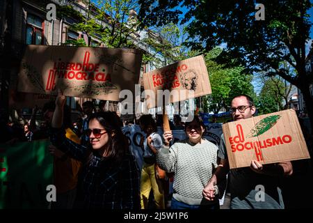 Porto, Portogallo. 25th Apr 2022. Durante la sfilata si vedono persone che tengono diversi cartelli. 25th della Parata di aprile celebra la Rivoluzione del Carnazione che si è svolta nel 1974. A Porto i movimenti civili hanno organizzato una parata partendo di fronte all'ormai estinto PIDE (polizia politica) e terminando proprio nel cuore della città in Avenida dos Aliados (Viale degli Alleati). Credit: SOPA Images Limited/Alamy Live News Foto Stock