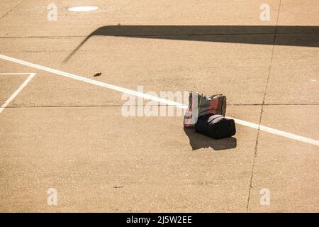 Bagagli incustoditi all'aeroporto di Tarmac Foto Stock