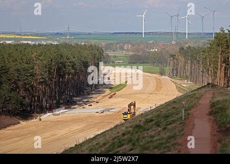 25 aprile 2022, Sassonia-Anhalt, Lüderitz: Il cantiere sulla strada statale A14 nei pressi di Lüderitz. L'estensione nord del A14 è in crescita. L'ultima sezione per la quale non è ancora stato rilasciato un permesso definitivo di costruzione sarà oggetto di un'audizione orale presso il Tribunale amministrativo federale di Lipsia il 26 aprile 2022. La decisione di approvazione della pianificazione del 14 dicembre 2020 per il tratto di 16,8 chilometri Osterburg-Seehausen-Nord è stata contestata dall'associazione Naturfreunde Sachsen-Anhalt. Foto: Peter Gercke/dpa-Zentralbild/dpa Foto Stock