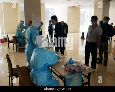 PECHINO, CINA - 26 APRILE 2022 - la foto scattata il 26 aprile 2022 mostra le persone in attesa di test sugli acidi nucleici allo Yard 8, Fucheng Road, Haidian Foto Stock