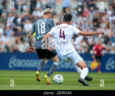 Stadio Moccagatta di Alessandria, Italia, 25/04/2022, Simone Corazza di Alessandria Calcio e Dimitrios Stavropoulos di Reggina 1914 durante la Serie B italiana, partita di calcio tra noi Alessandria e Reggina 1924, allo Stadio Moccagatta di Alessandria, Italia, Foto Nderim Kaceli Foto Stock