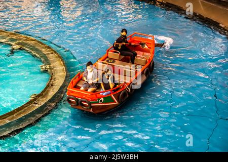 Giro in sampan lungo il canale presso lo Shoppes a Marina Bay Sands in una barca Sampan splendidamente artigianale. Foto Stock