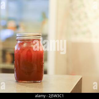 Tè freddo in vaso di vetro con coperchio sul piano di lavoro della cucina Foto Stock