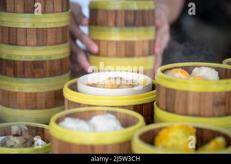 Dim Sum vapatori in un ristorante cinese. Primo piano. Foto Stock