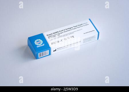 Kuala Lumpur, Malesia - Mar 30, 2022: Una scatola di kit per test rapido qualitativo dell'antigene SARS-COV-2 di BioDetect, utilizzando campioni di saliva per rilevare Covid-19 Foto Stock