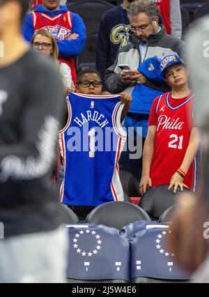 Philadelphia, Stati Uniti. 25th Apr 2022. Sixers sostenitori durante la partita della National Basketball Association tra i Philadelphia 76ers e Toronto Raptors al Wells Fargo Center di Philadelphia, PA Georgia Soares/SPP credito: SPP Sport Press Foto. /Alamy Live News Foto Stock