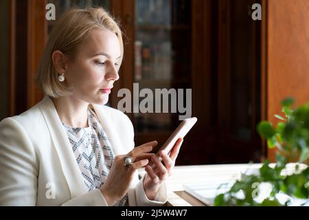 Ritratto di una donna d'affari sicura con uno smartphone. Foto Stock
