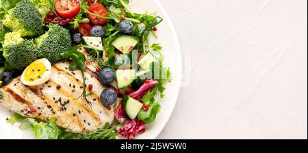 Assortimento di pasti dietetici chetogenici su sfondo chiaro. Concetto di cibo sano. Disposizione piatta, vista dall'alto, spazio di copia Foto Stock