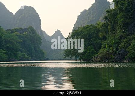 Esplorando Tràng An, Ninh Bình Foto Stock