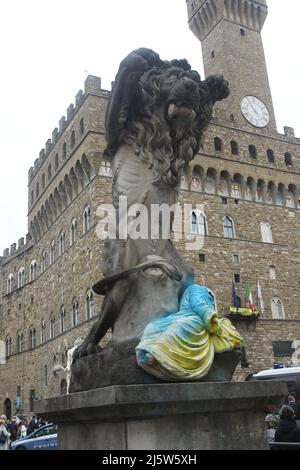 25 aprile 2022, Firenze, Toscana/Firenze, Italia: Il Leone Rampante di Piazza della Signoria a Firenze, cosparso dei colori della bandiera Ucraina. (Credit Image: © Salvatore Esposito/Pacific Press via ZUMA Press Wire) Foto Stock