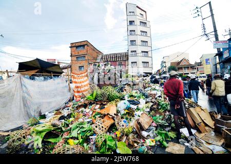 Una discarica di rifiuti da un mercato nel centro di Antananarivo, Madagascar. Foto Stock