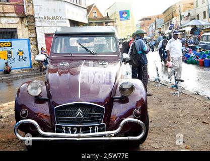 Citroen deux chevaux, un classico veicolo francese. Antananarivo, Madagascar. Foto Stock