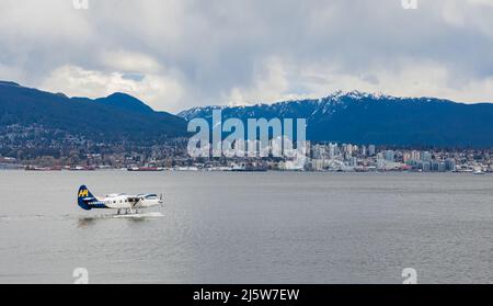 Vista sul West End di Vancouver attraverso English Bay e idrovolante decollo dal porto. Foto di viaggio, fuoco selettivo, nessuno Foto Stock