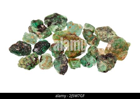 Primo piano grezzo naturale smeraldi Zambian gemma su sfondo bianco Foto Stock