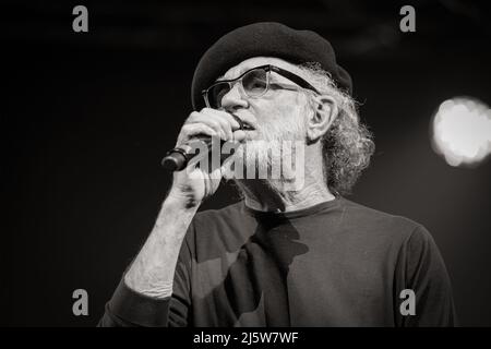 23 aprile 2022, Napoli, NA, Italia: Concerto dal vivo al Palapartenpe di Napoli di Fracncesco de Gregori, Cantaute Italiano nasce a Roma il 4 aprile 1951. Tra i più importanti cantautori italiani di tutti i tempi, [1] nelle sue canzoni incontrano musicalmente vari suoni, dal rock alla songwriting , con talvolta riferimenti anche alla musica popolare, mentre nei testi si fa largo uso di sinestesia e metafora, spesso di interpretazione non immediata, con passaggi di ispirazione intimista, letterario-poetica ed etica-politica in cui si fa riferimento agli eventi e alla storia attuali. (Credit Image: © Foto Stock