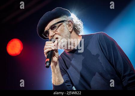 23 aprile 2022, Napoli, NA, Italia: Concerto dal vivo al Palapartenpe di Napoli di Fracncesco de Gregori, Cantaute Italiano nasce a Roma il 4 aprile 1951. Tra i più importanti cantautori italiani di tutti i tempi, [1] nelle sue canzoni incontrano musicalmente vari suoni, dal rock alla songwriting , con talvolta riferimenti anche alla musica popolare, mentre nei testi si fa largo uso di sinestesia e metafora, spesso di interpretazione non immediata, con passaggi di ispirazione intimista, letterario-poetica ed etica-politica in cui si fa riferimento agli eventi e alla storia attuali. (Credit Image: © Foto Stock